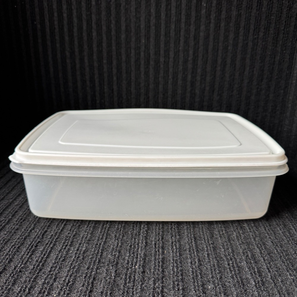 Rubbermaid Servin Saver 17 Cups Rectangular Food Storage Container #7 Almond